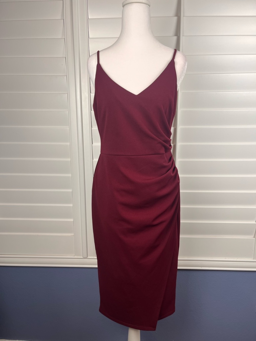 V-Neck Sleeveless Ruched Midi Dress - Burgundy size n date night cocktail
